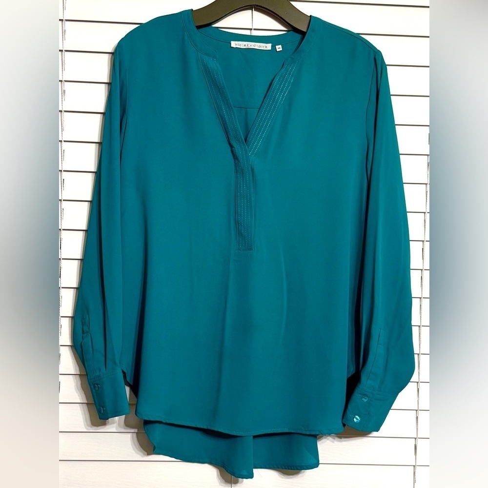 Violet Claire Half hidden button blouse Medium excellent condition